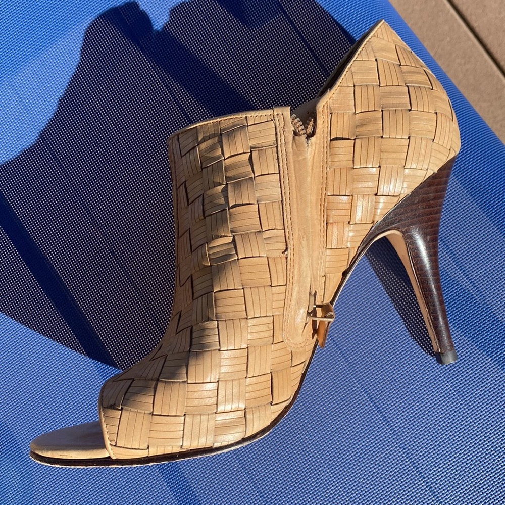 Cole Haan Nike Air Cassandra Basket Weave Leather Peep Toe Shoeties. Size 9